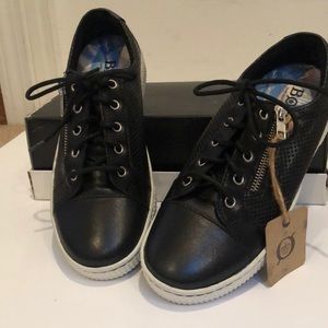 BRAND NEW Born leather tennis shoes w/zipper